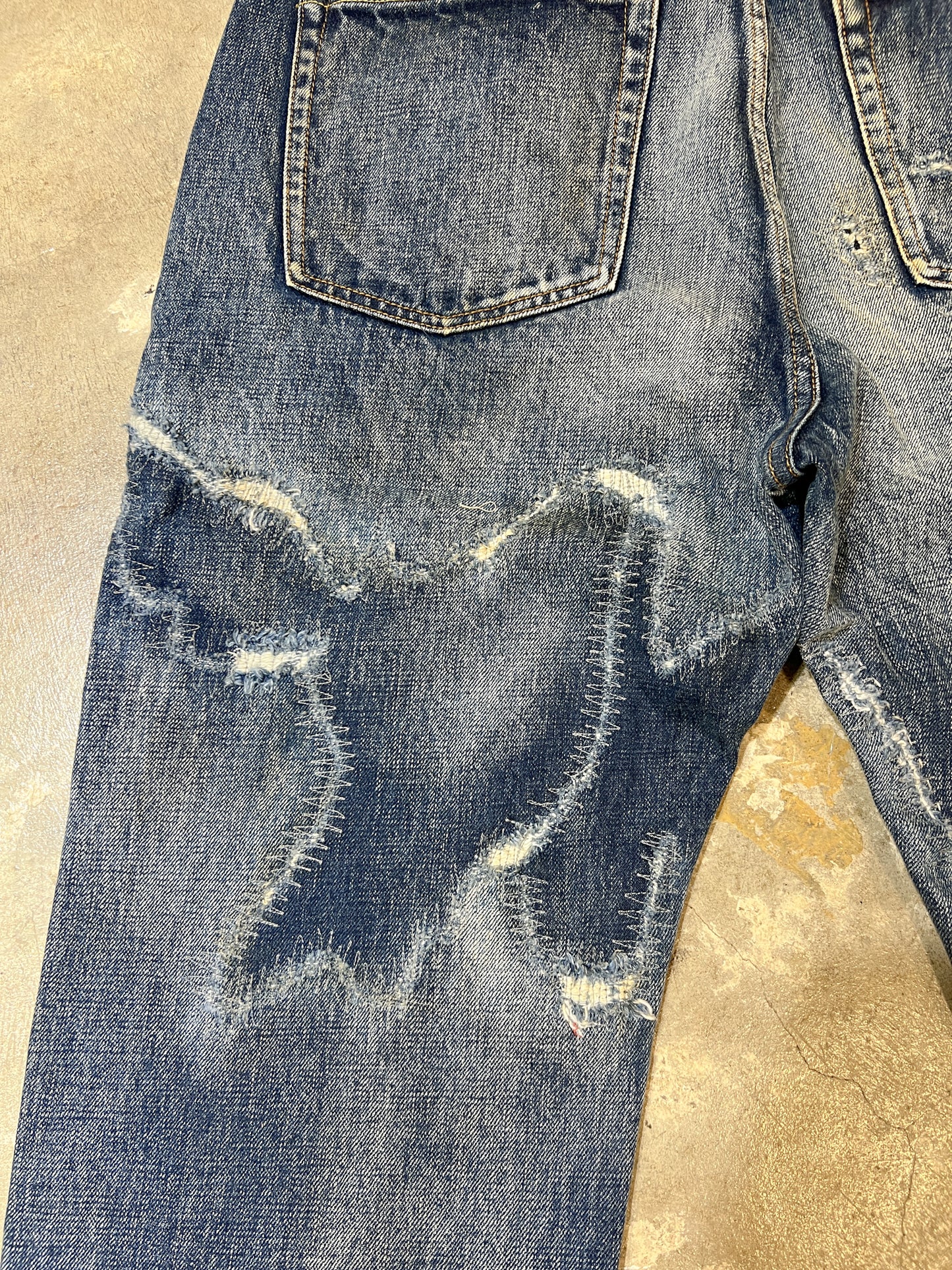 F04 Penetration Fading Damaged Jeans